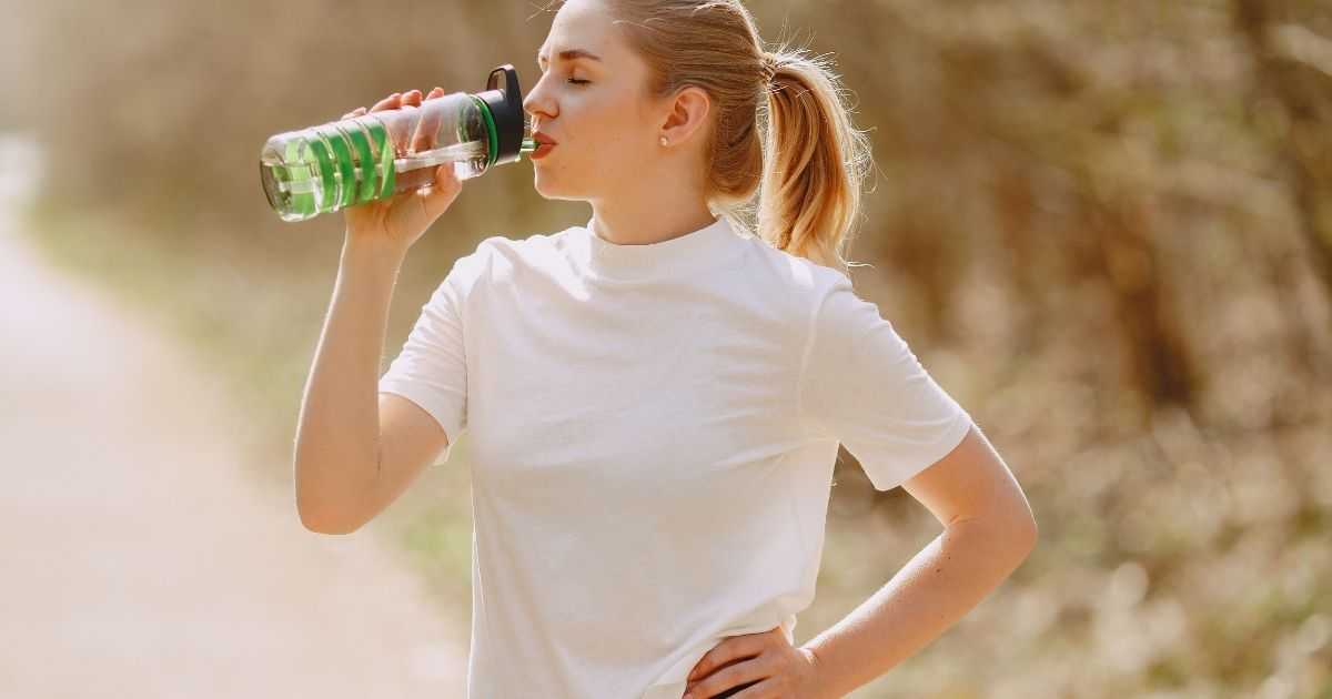 確保足夠飲水量，也可以補充含有電解質的液體，避免口渴才喝水